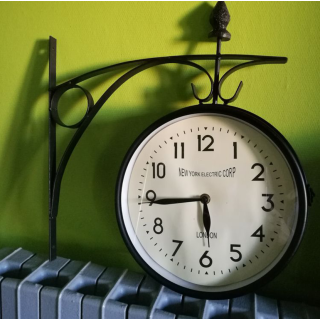 Horloge Murale Vintage Double Face – Style Industriel Classique